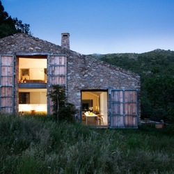 目指すは、自然エネルギーだけで暮らせる家。デザインスタジオが手がけたオフグリッドハウス！