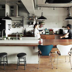 モルタル＋木と鉄脚テーブル。 素材感あふれるキッチン空間