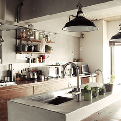 モルタル＋木と鉄脚テーブル。 素材感あふれるキッチン空間