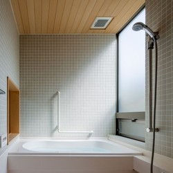ガラス張りの広々とした浴室と洗面所