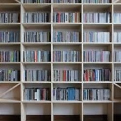 今ある家にシンプルな本棚、階段を