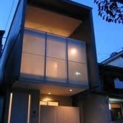 【神奈川】3階建て 2Fリビングに高い天井と大きな窓のある、四角いお家
