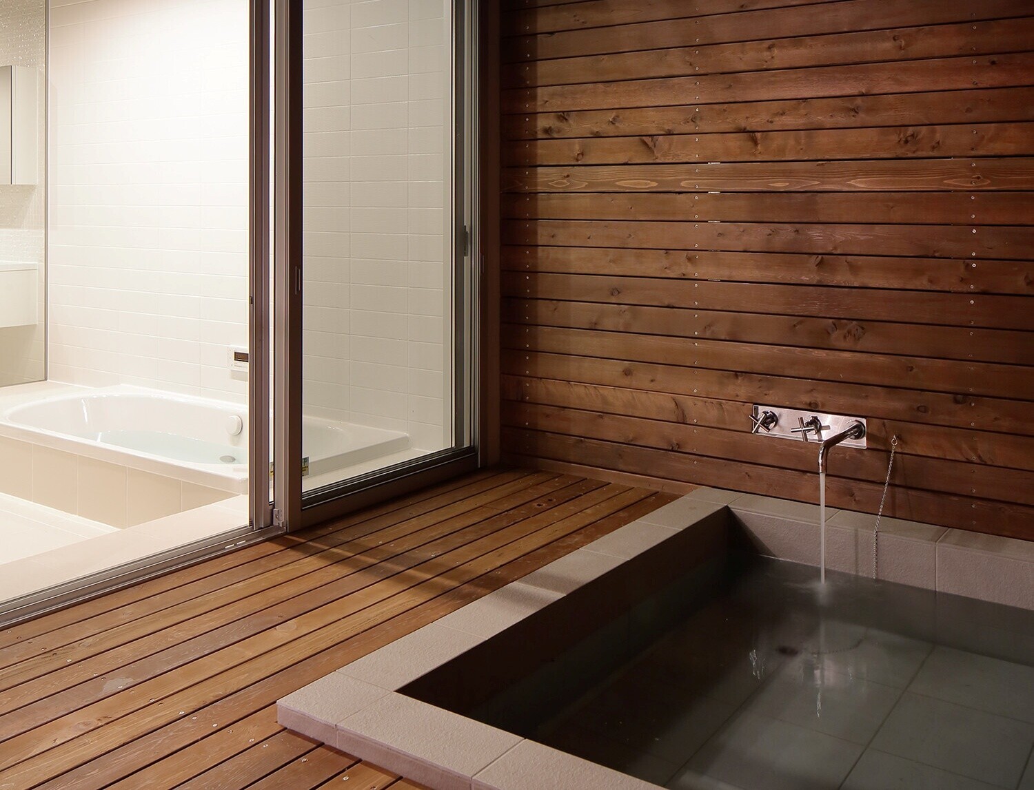 自宅で温泉気分 露天風呂がある住まいの建築事例3選 スミカマガジン Sumika 建築家 工務店との家づくりを無料でサポート