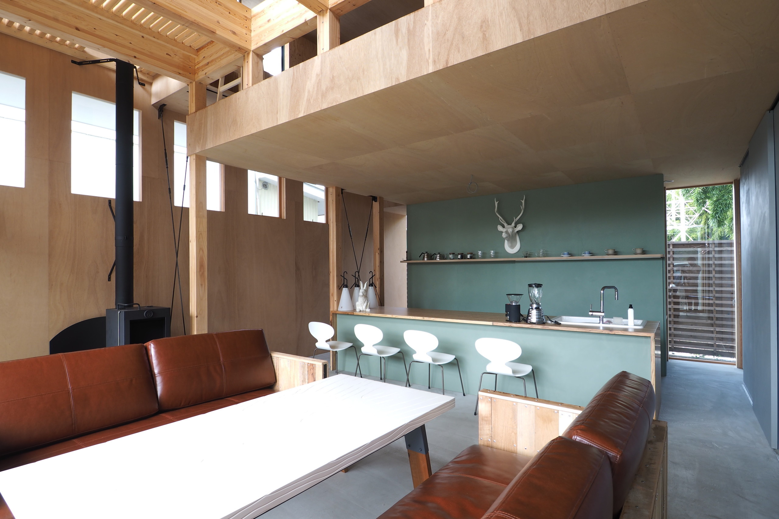 エネルギーを自給自足する木造の家　横浜のオフグリッドハウスの建築事例写真
