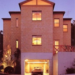 石造の家のような、鉄筋コンクリート組積造の設計者自邸
