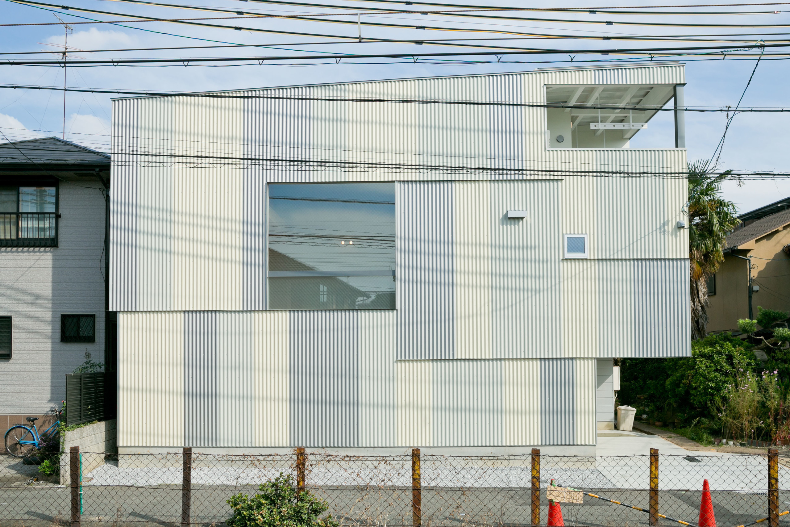 淡い三色のガルバニウム大波板の外観 | チンチン電車と狭小住宅