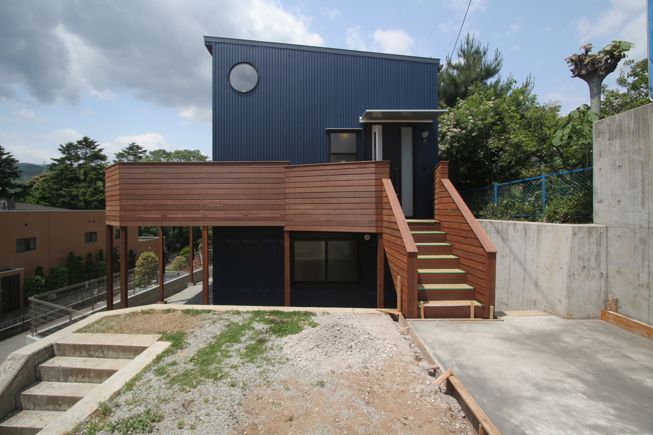 広々とした木製デッキのある家 デッキ ハウス Sumika 建築家 工務店との家づくりを無料でサポート