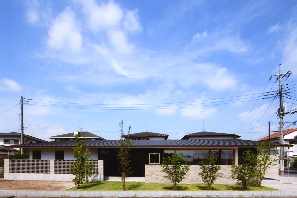 南側外観　【写真：堀内広治】 | ナガヤネ　－長い屋根と土間の家－