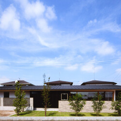 ナガヤネ　－長い屋根と土間の家－