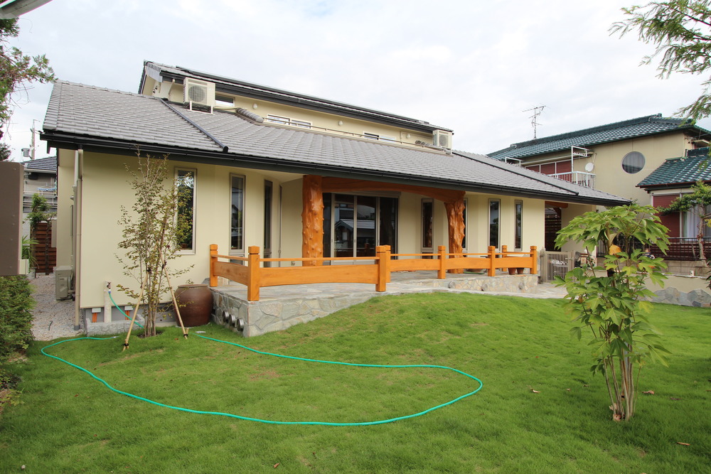 緑に彩られたビルトインガレージの家の建築事例写真