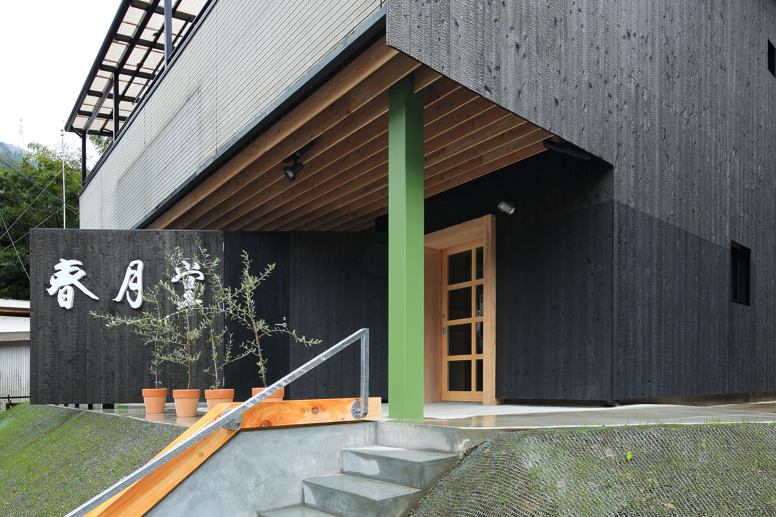 焼き杉の外壁 リノベーション 合同会社きど設計の建築事例 Sumika 建築家 工務店との家づくりを無料でサポート