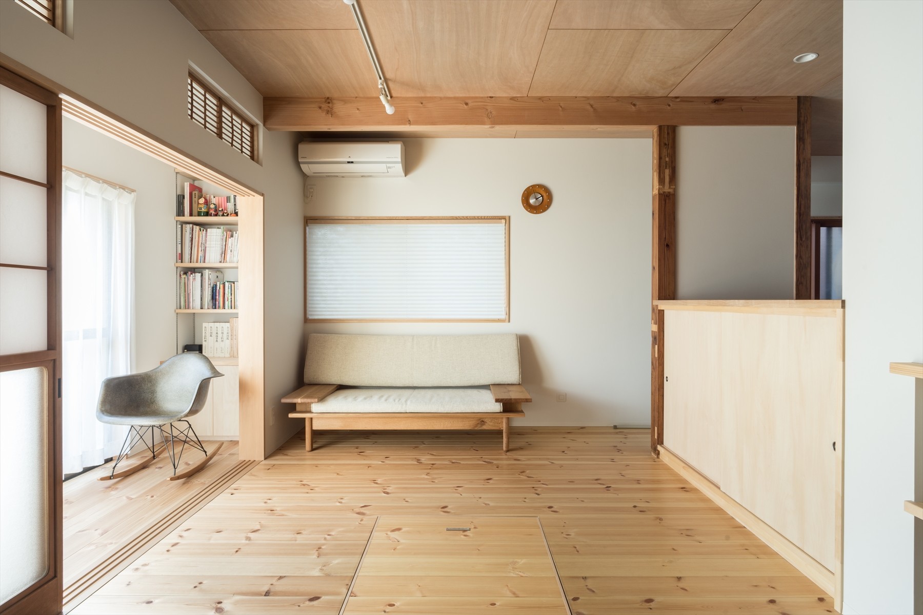 １階リビング。広々とした縁側を設け、読書をしたり多目的に使うことができる | 横須賀市久里浜・戸建2世帯リノベーション