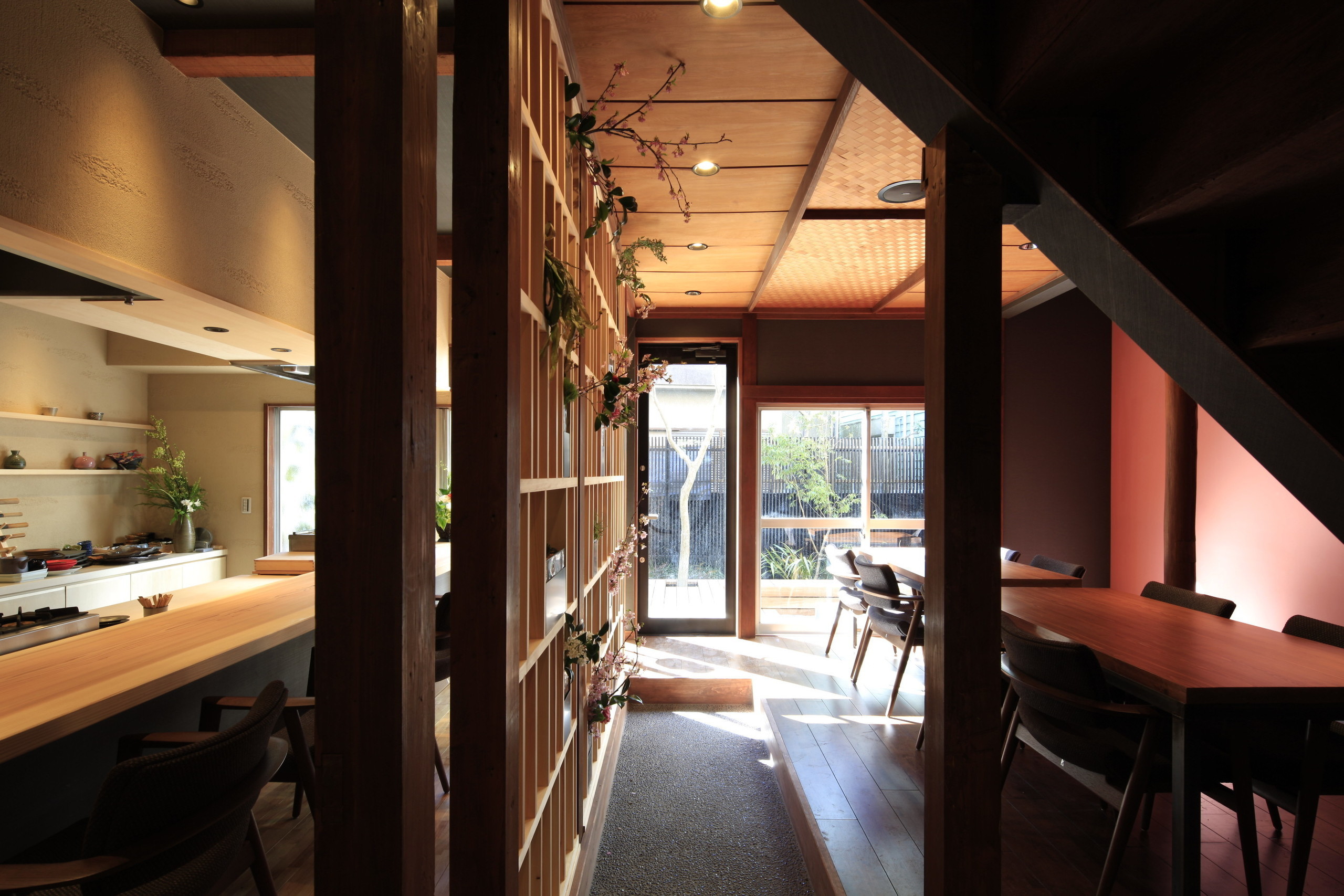 住宅をリノベーションした鎌倉の和食店の建築事例写真