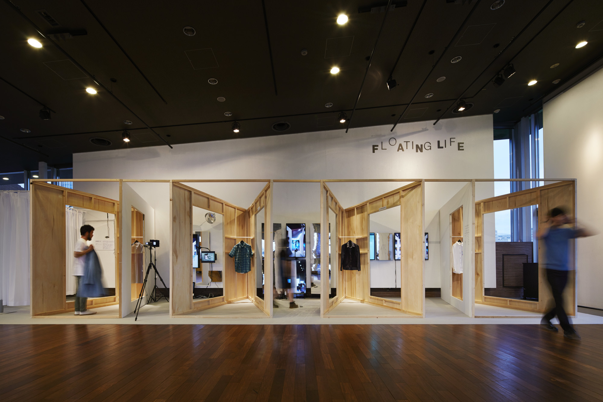新しい試着室　FLOATING LIFE展 浮世に着る服の建築事例写真