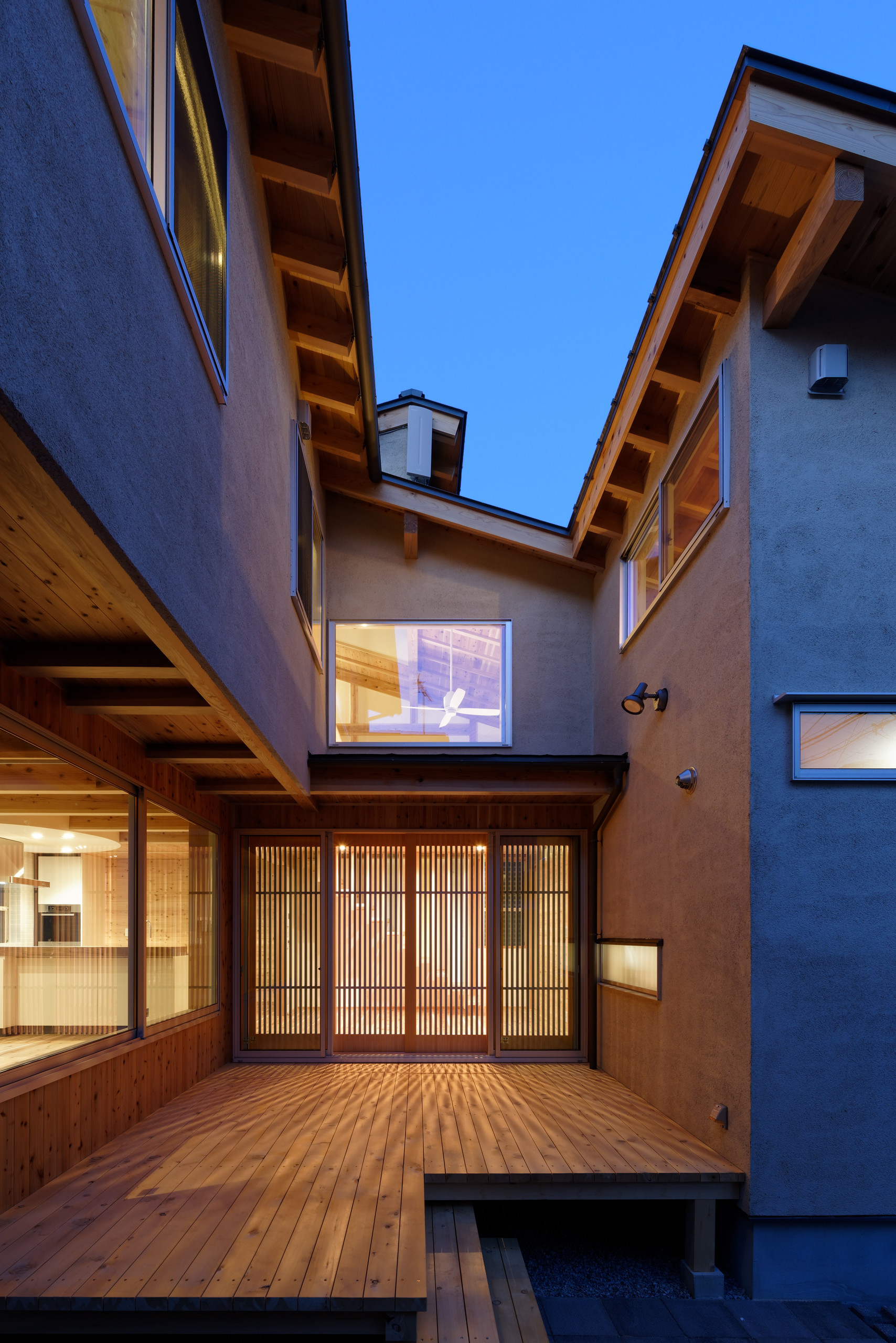 中庭を囲むパッシブデザインの木組みの家 高野量平アーキテクツ Sumika 建築家 工務店との家づくりを無料でサポート