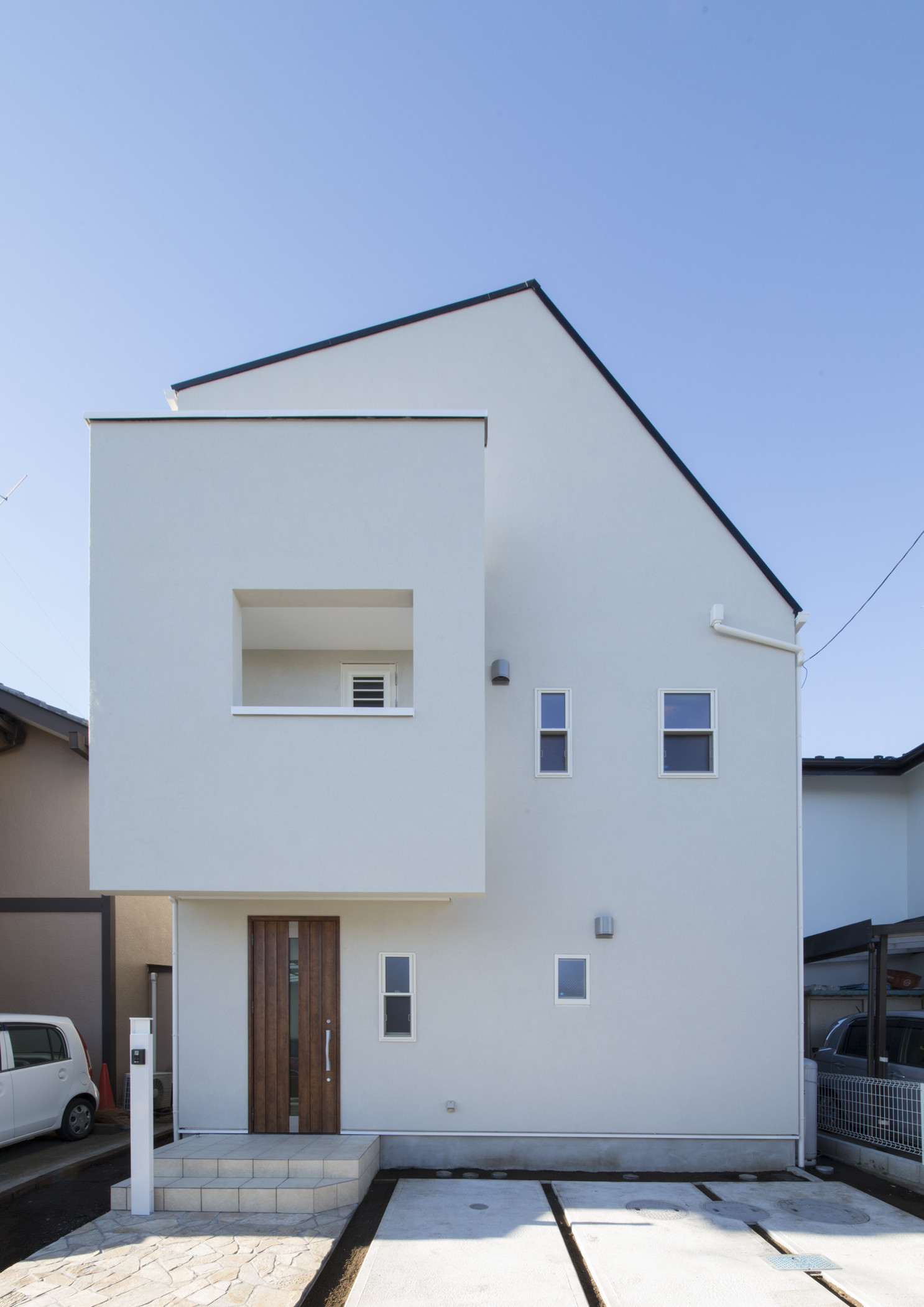 ５つのバルコニーを持つ２世帯住宅の建築事例写真