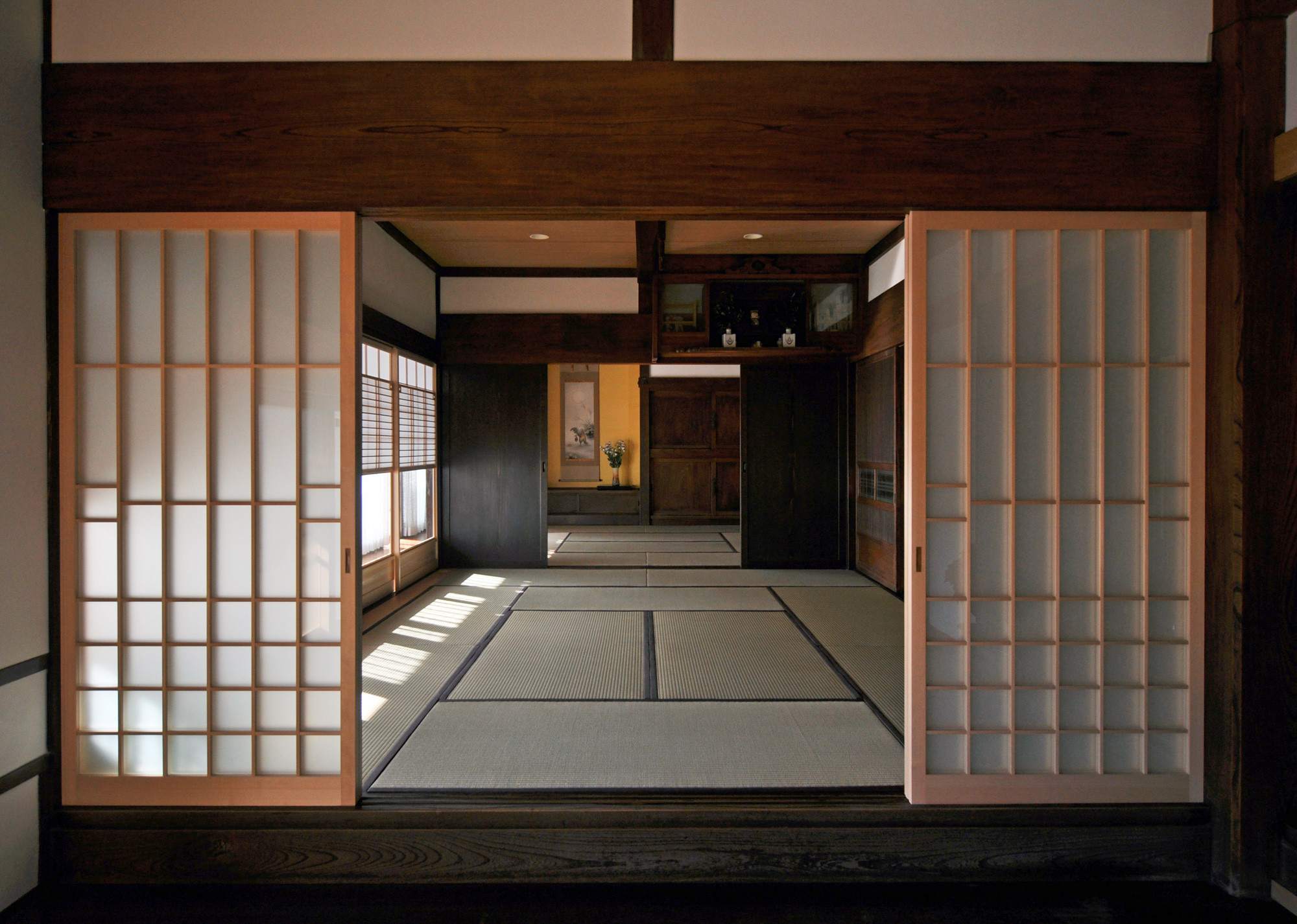 玄関土間から客間を望むカラス引き戸（新規） | 【リノベーション】日本家屋の玄関・客間・仏間兼居間・寝室
