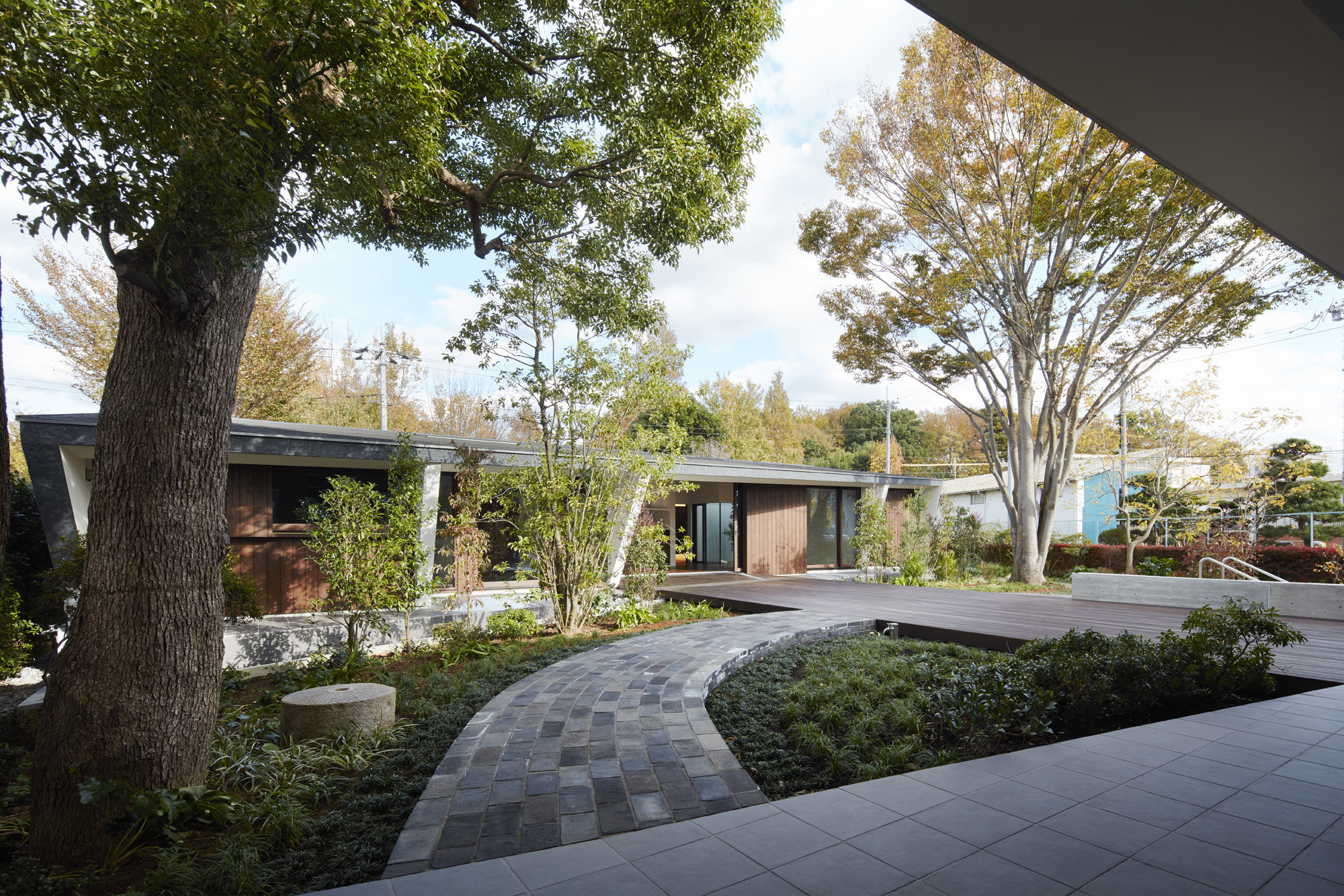 ＫＫＥ　２つの大木に囲まれた庭が中心の家の建築事例写真