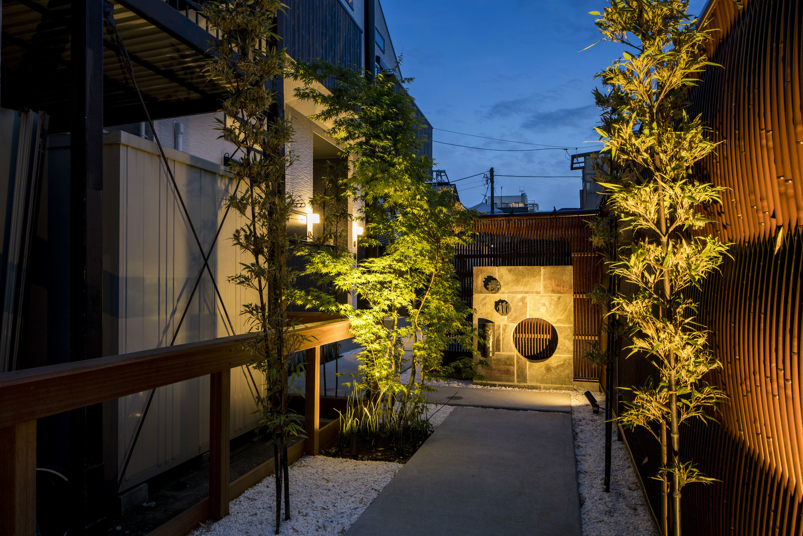 集合住宅のアプローチに京のかおりの建築事例写真