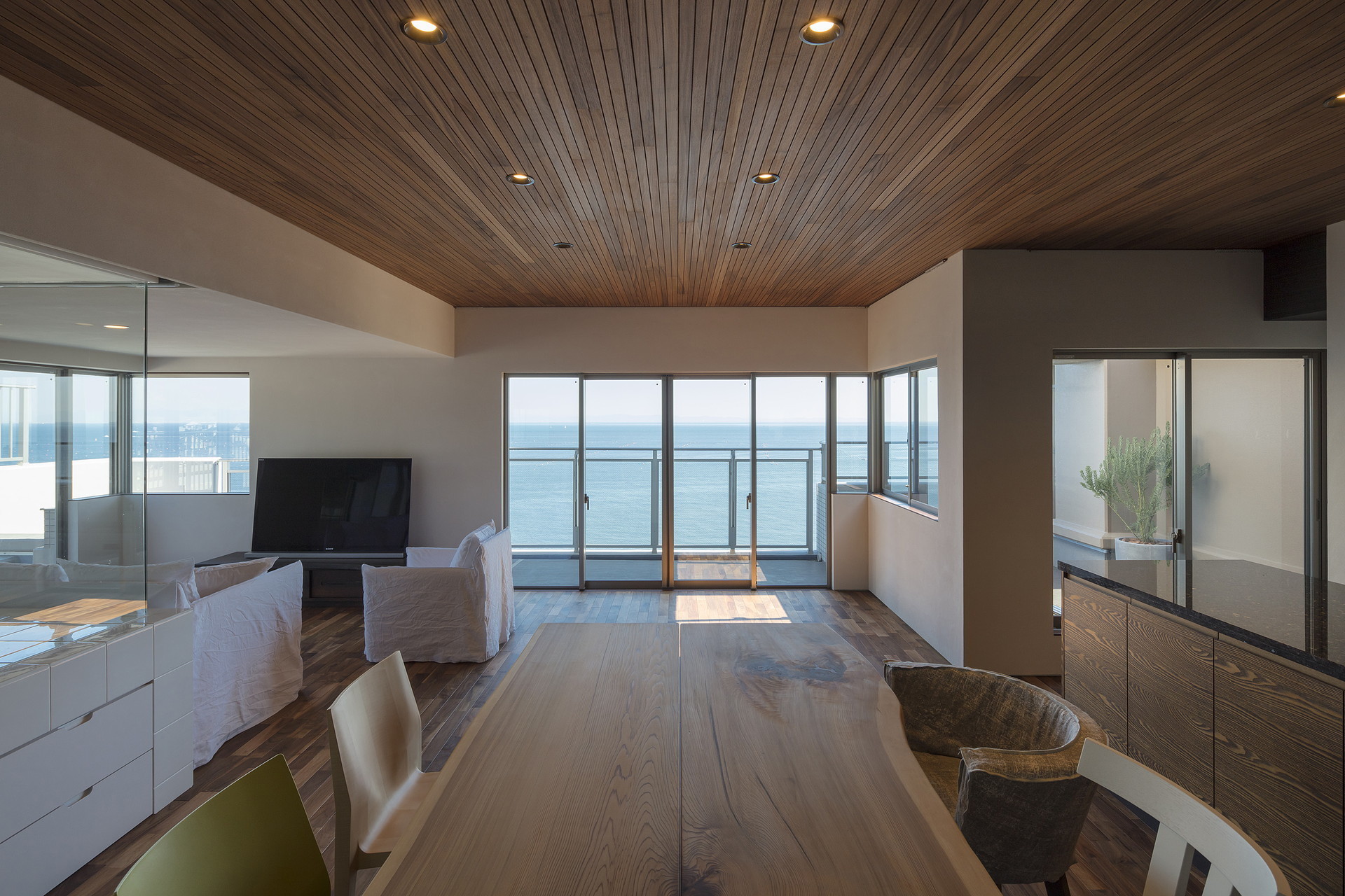 海沿いに建つマンション最上階のリノベーションの建築事例写真