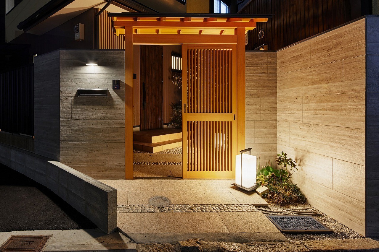 京都ゲストハウス水琴窟のある和の庭の建築事例写真