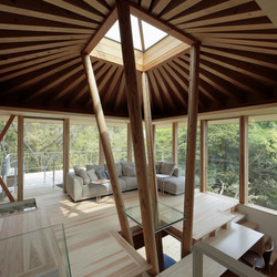 葉山の週末住宅：自然素材をダイナミックにつかった別荘