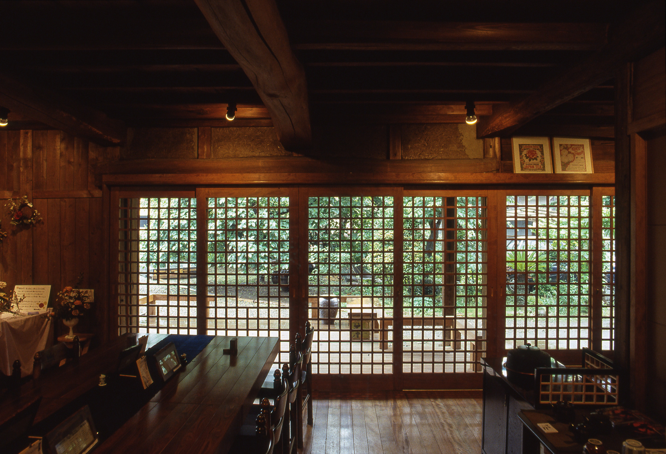 1階茶房客席 カフェよりテラスを見る | 【リノベーション】楽風 日本茶カフェ＆ギャラリー