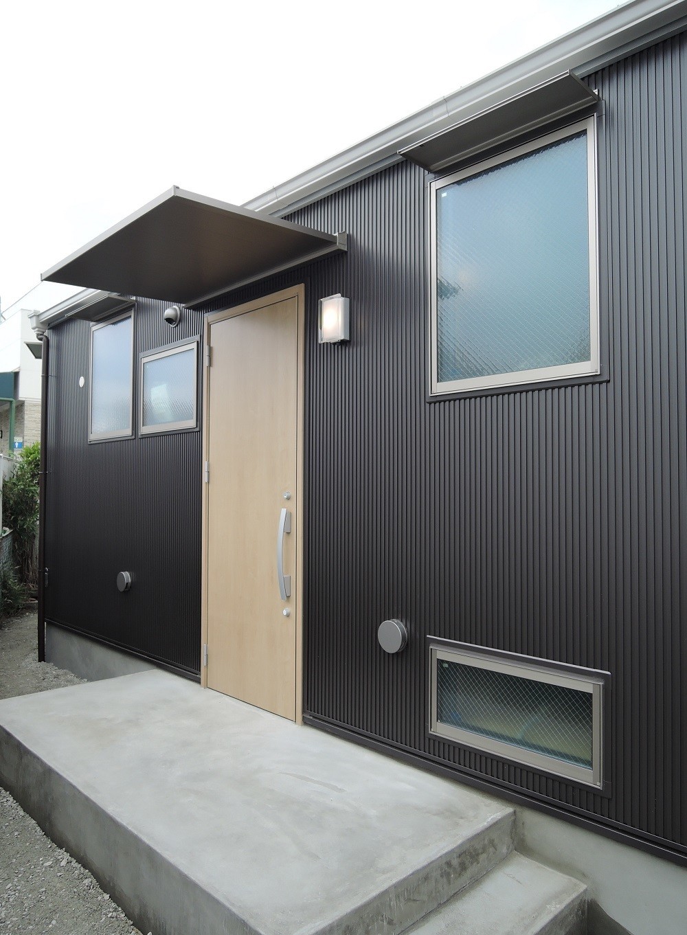 玄関アプローチ | 木造平屋建てバリアフリーの狭小住宅