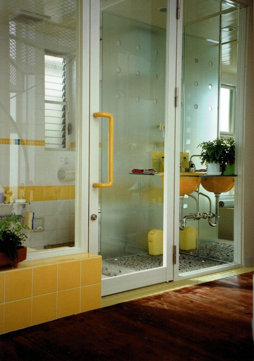 玄関ホールと連動したサニタリー（浴室・トイレ・洗面）空間 | 堺のアイデア住宅/家