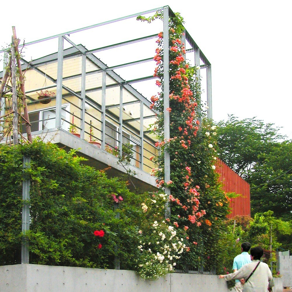 緑化スクリーン建物廻りにフレームをもうけ、各種の植物で空間演出できるようにした。 | 花壇の家　３世代住宅