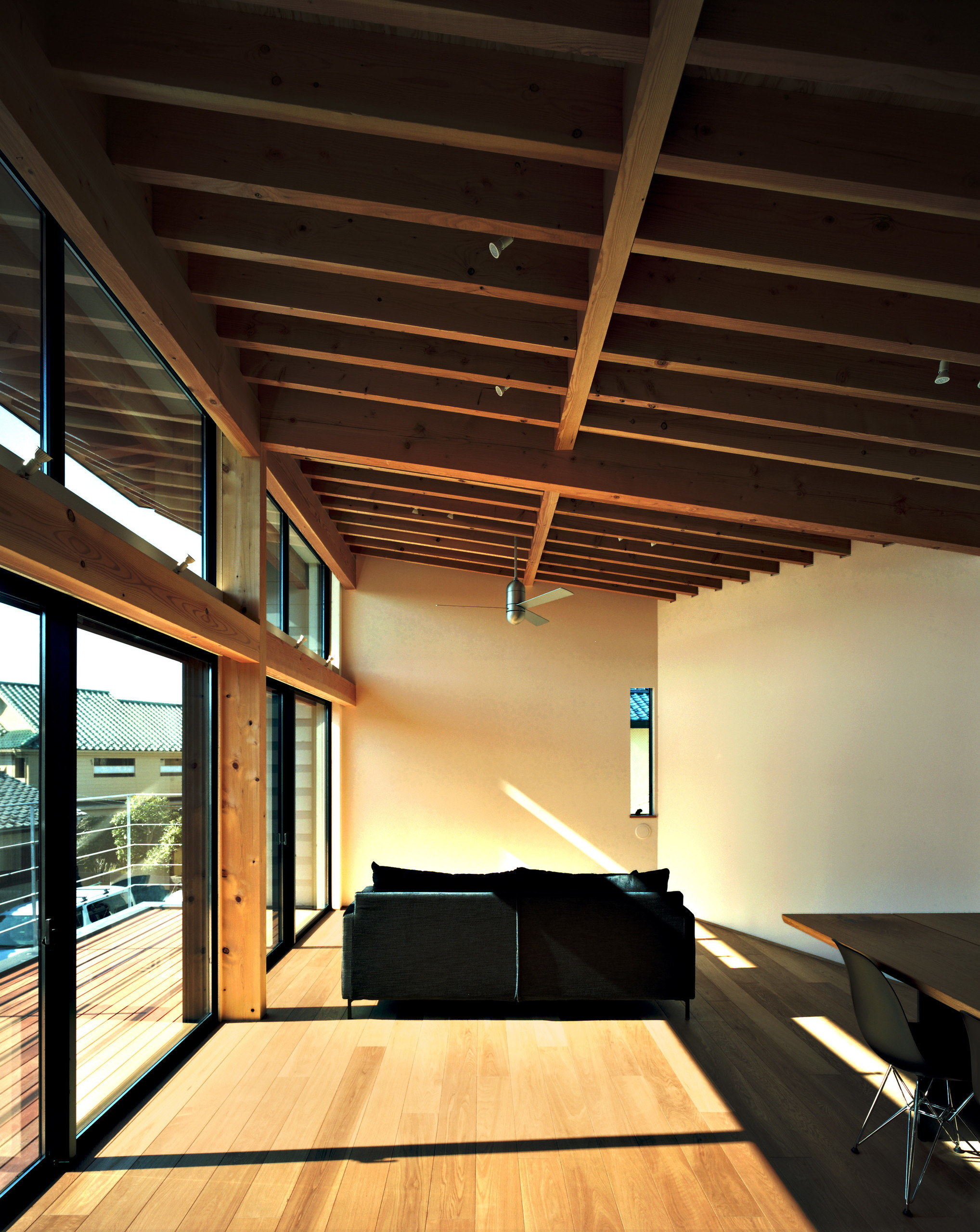 リビングダイニング化粧垂木をあらわしにした天井が特徴です。 | Trilogy - 北の家