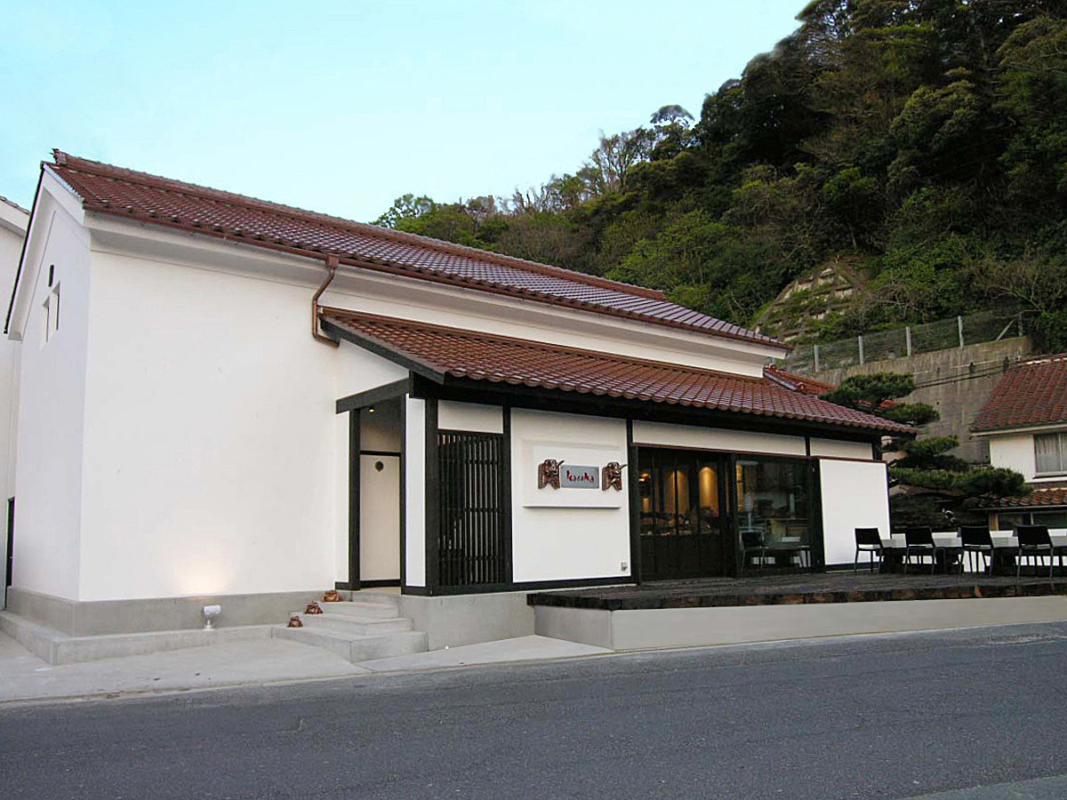 正面ファサード 石州瓦と漆喰壁 | Cafe &amp; Shop 華蔵 -KAGURA-