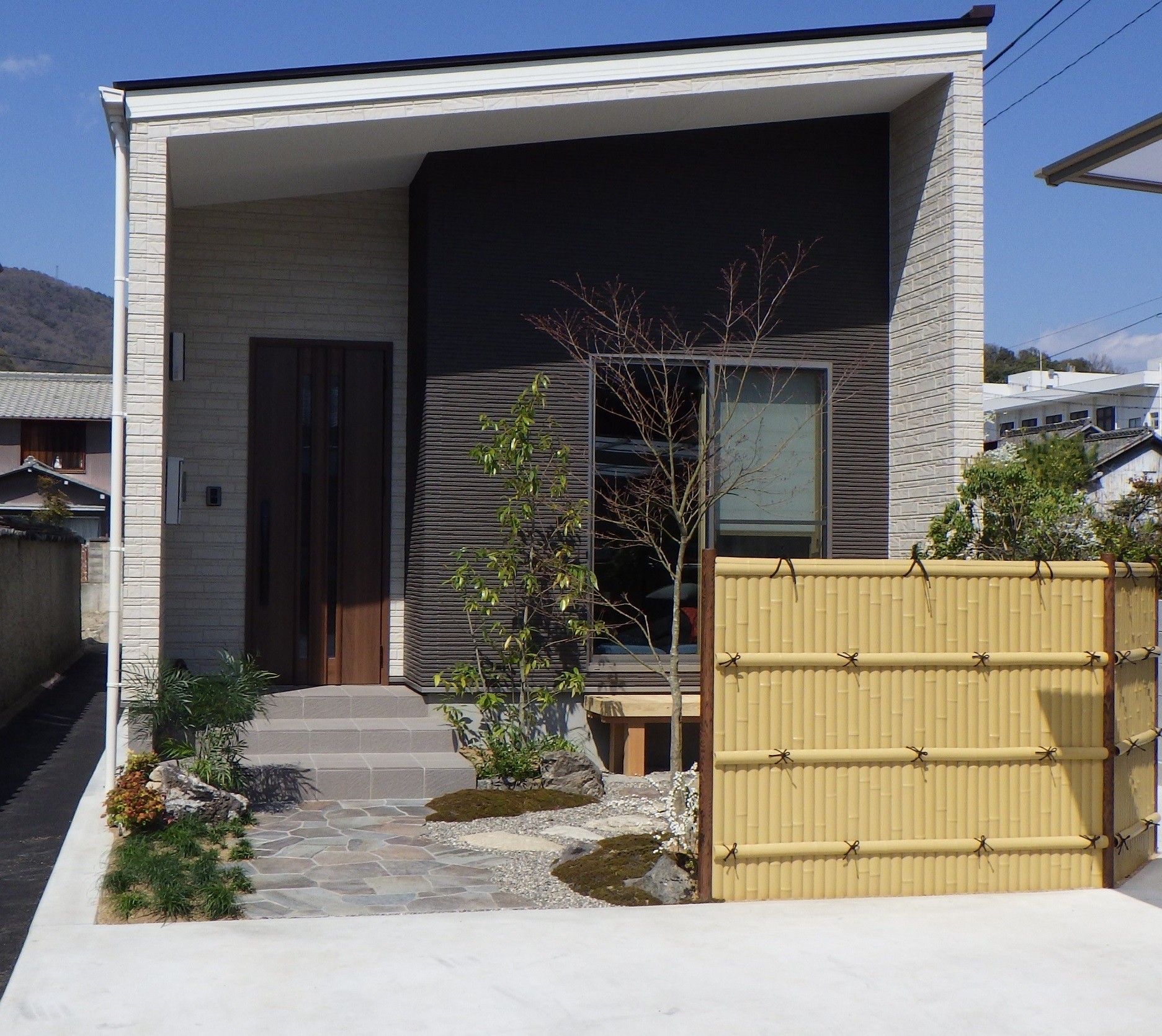 細長い敷地を活かし 生活動線に配慮した家 プロジェクトホームの建築事例 Sumika 建築家 工務店との家づくりを無料でサポート