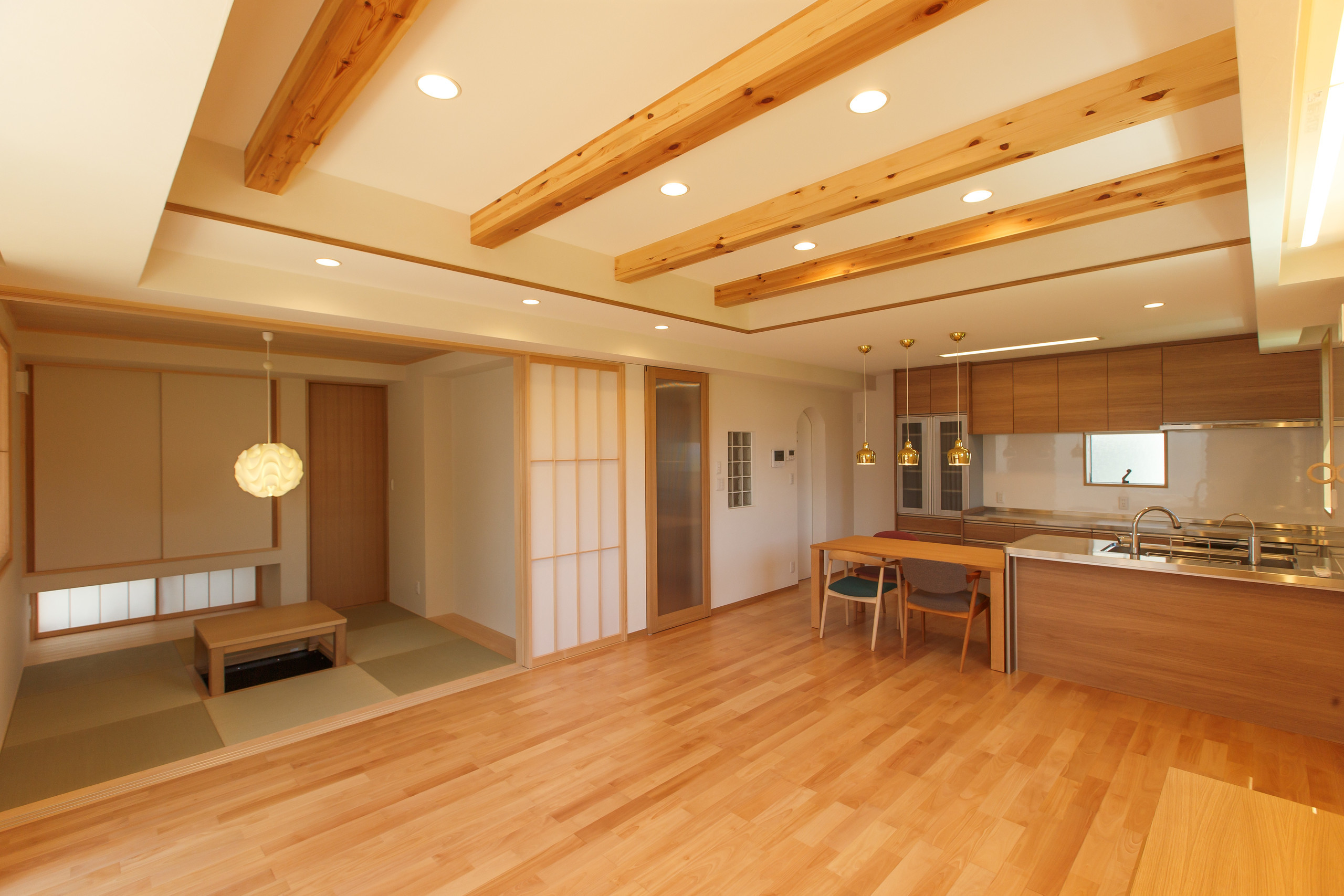 北欧風のデザインの中にも、天井から大胆にのぞく梁や掘りごたつの和室が存在することで、日本人としての居心地のよさを確保している。 | 耐震性とデザイン性が共存する家