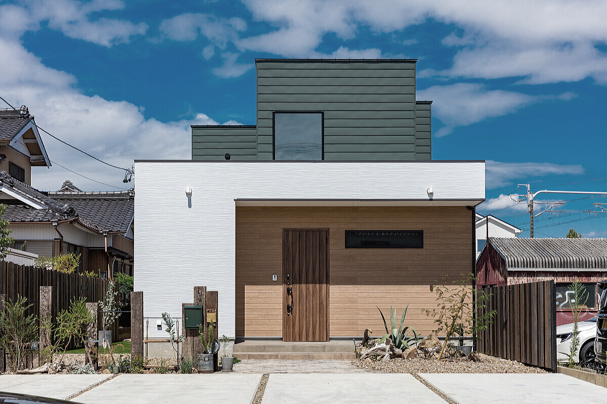 モスグリーンと木目のコントラスト住宅の建築事例写真