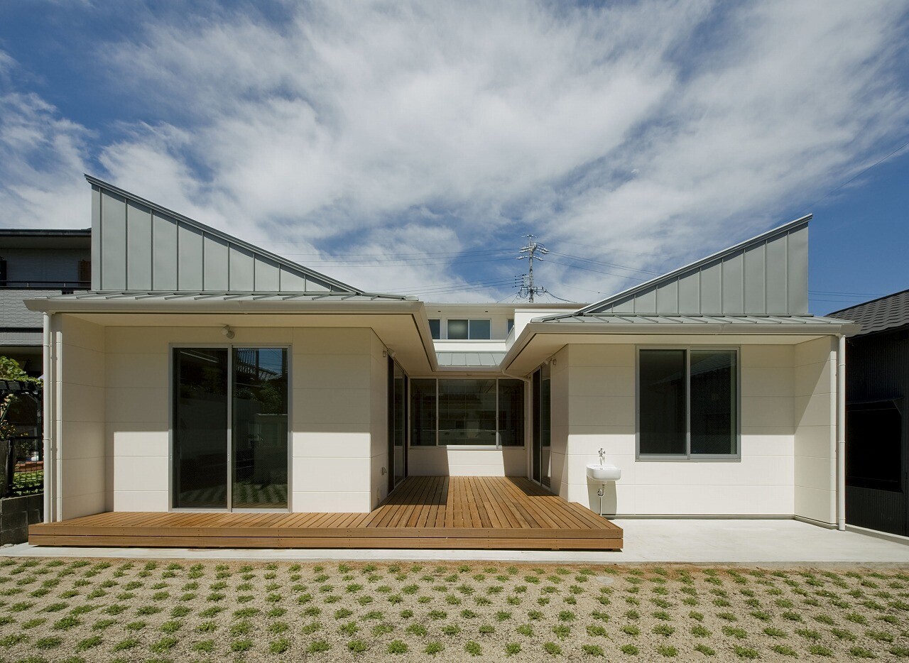 グラデーションの外観、3つのデッキテラスを囲むコートハウスの建築事例写真