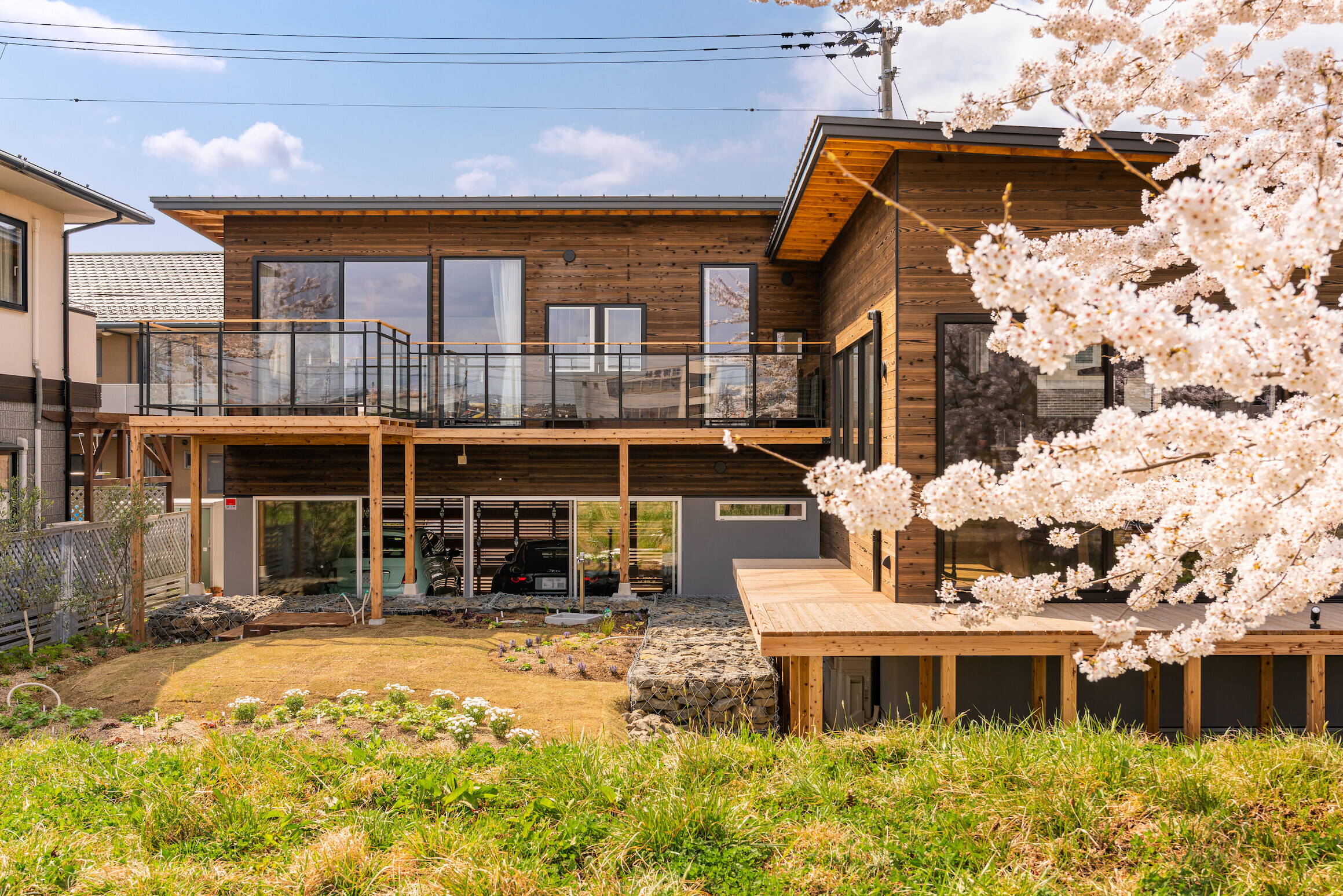 川桜を臨むガレージハウスの建築事例写真