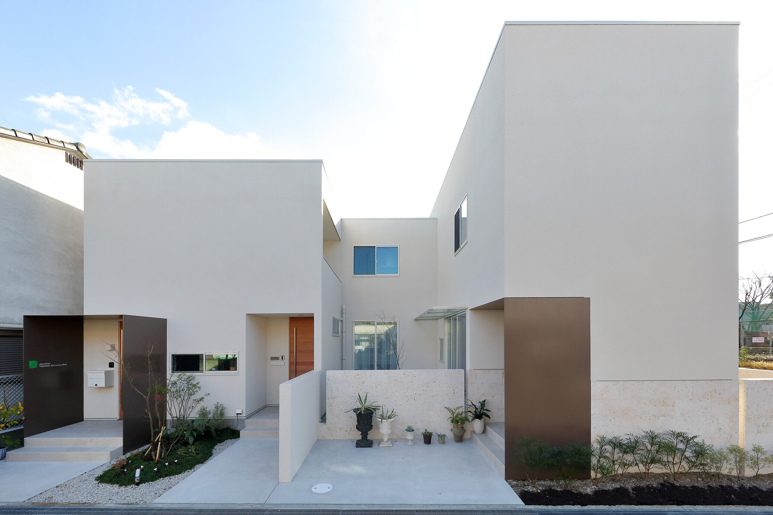 生活のシーンが重なり合う開放的な２世帯住宅の建築事例写真