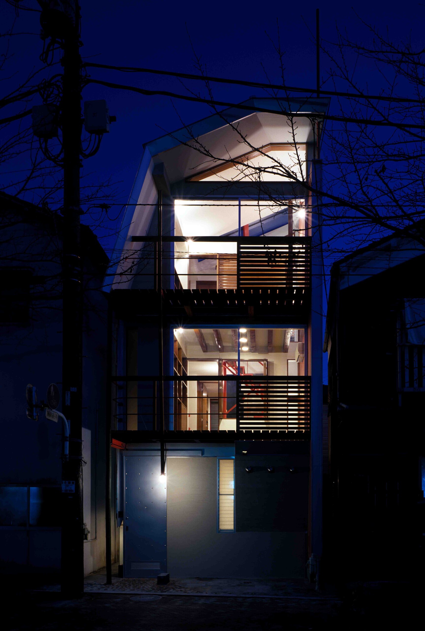 外観　その２：夜景 | 光の階段室と小さな採光スペースでつながる狭小住宅