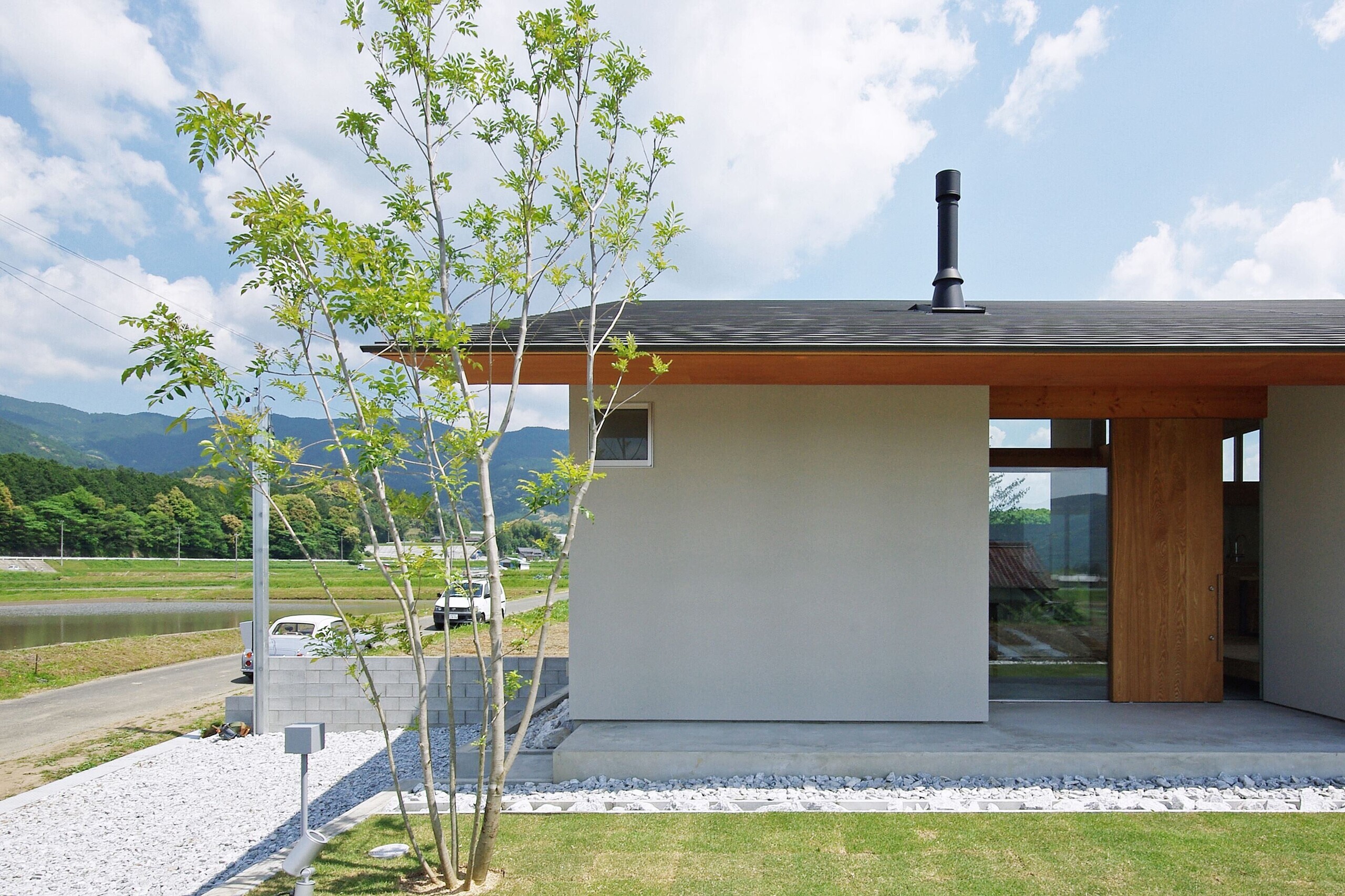 屋根はガルバ、外壁はスタッコフレックスの吹付、玄関戸は制作です。 | 新城の家-shinshiro
