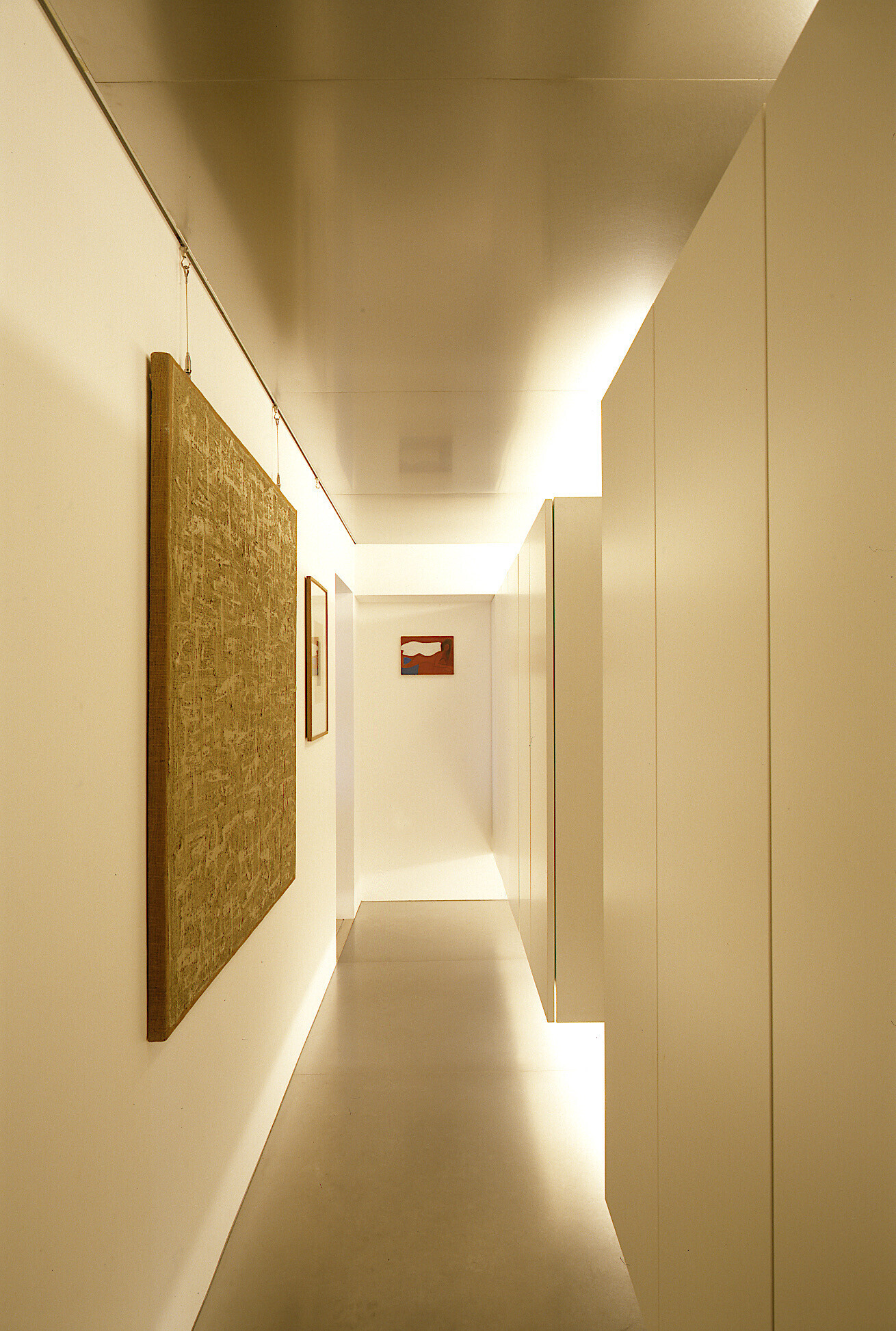 玄関の床と天井はステンレス、壁にはアート作品。 | ５０２号室　〜アートと共にリノベーション〜