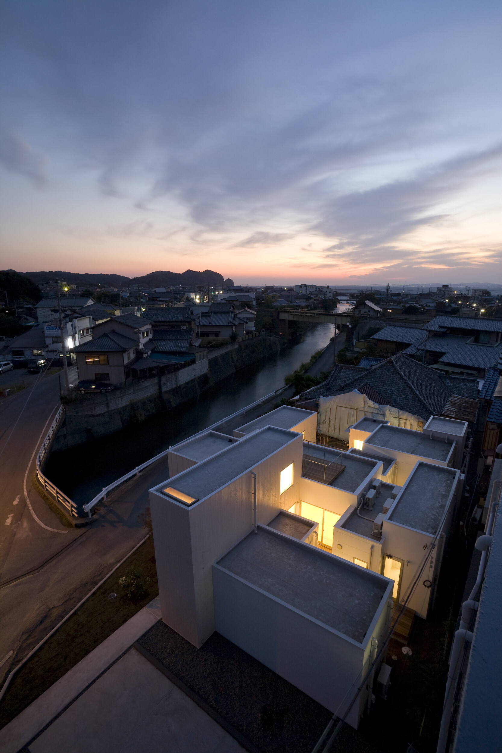 夕景に浮かぶ１２の箱。 | 富津の二世帯住宅　〜１２の箱と隙間で繋ぐ〜