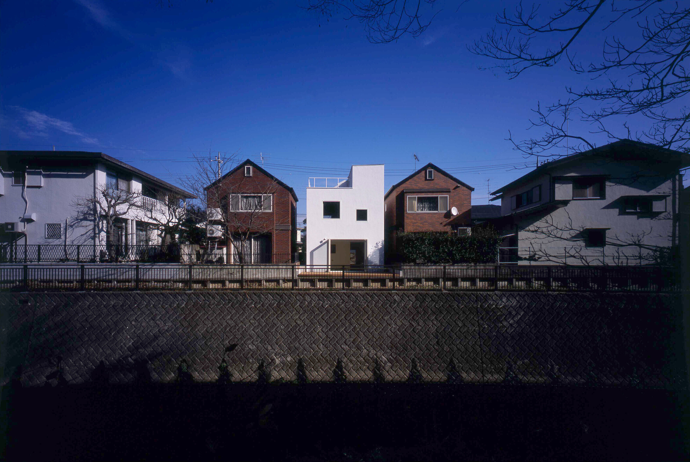 対岸の緑道から見た「祖師谷の住宅」です。仙川に開いた住宅はほとんどありません。 | 祖師谷の住宅　〜狭小住宅で、仙川と暮らす〜