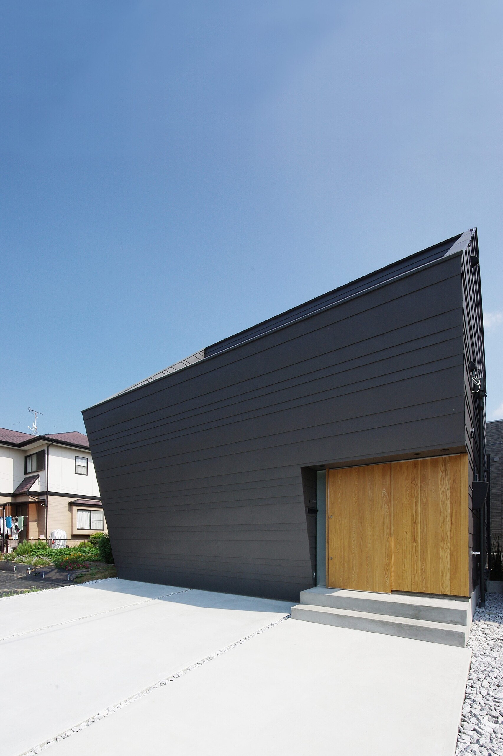 外壁はガルバリウム鋼板のリブ無しランダム横葺き、色はいぶし銀です。 | 西豊の家-nishiyutaka