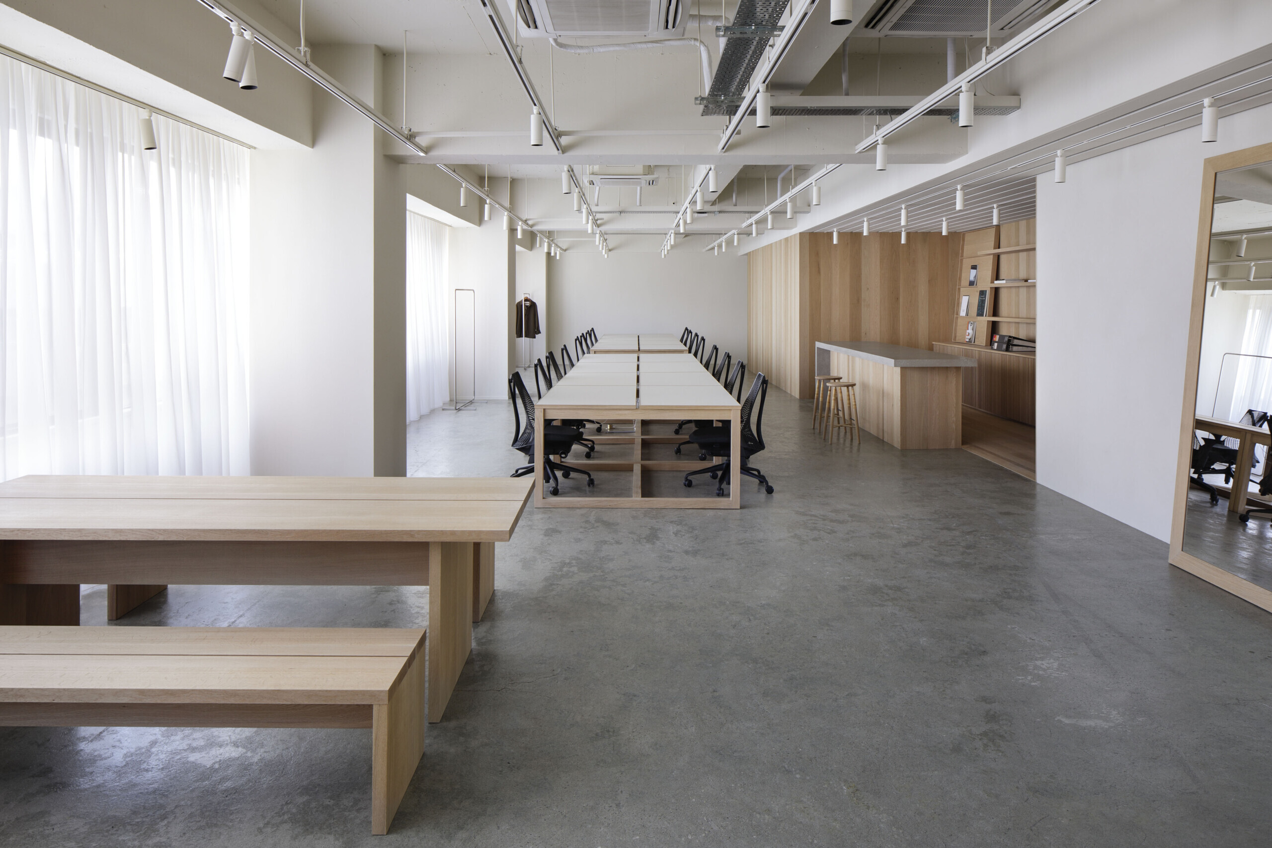 木製家具で魅せるオフィスの建築事例写真