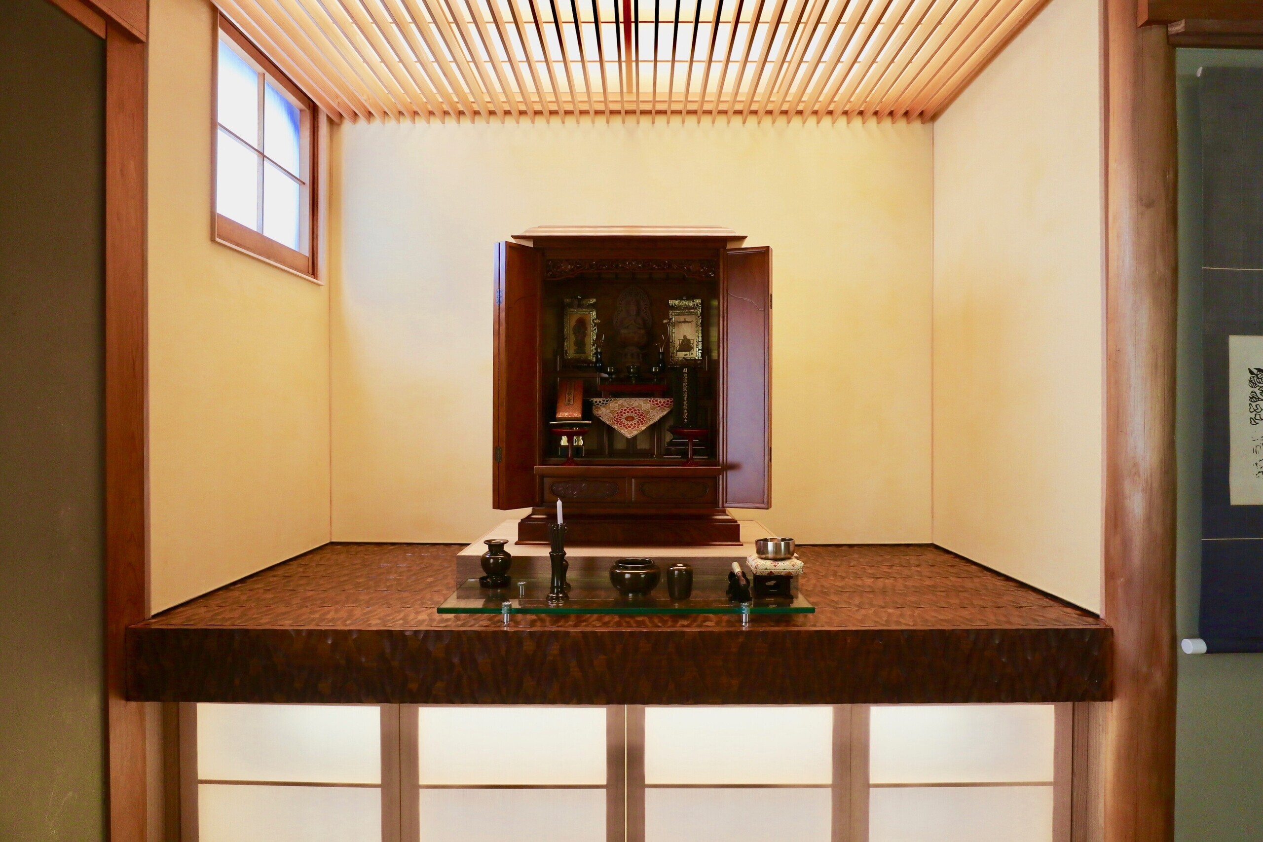 仏壇スペース正面拡大。漆喰と手斧がけテーブルとは、アルミの見切り材を入れて直接接触しないようにした | 仏間プロジェクト／和室を仏間にする方法