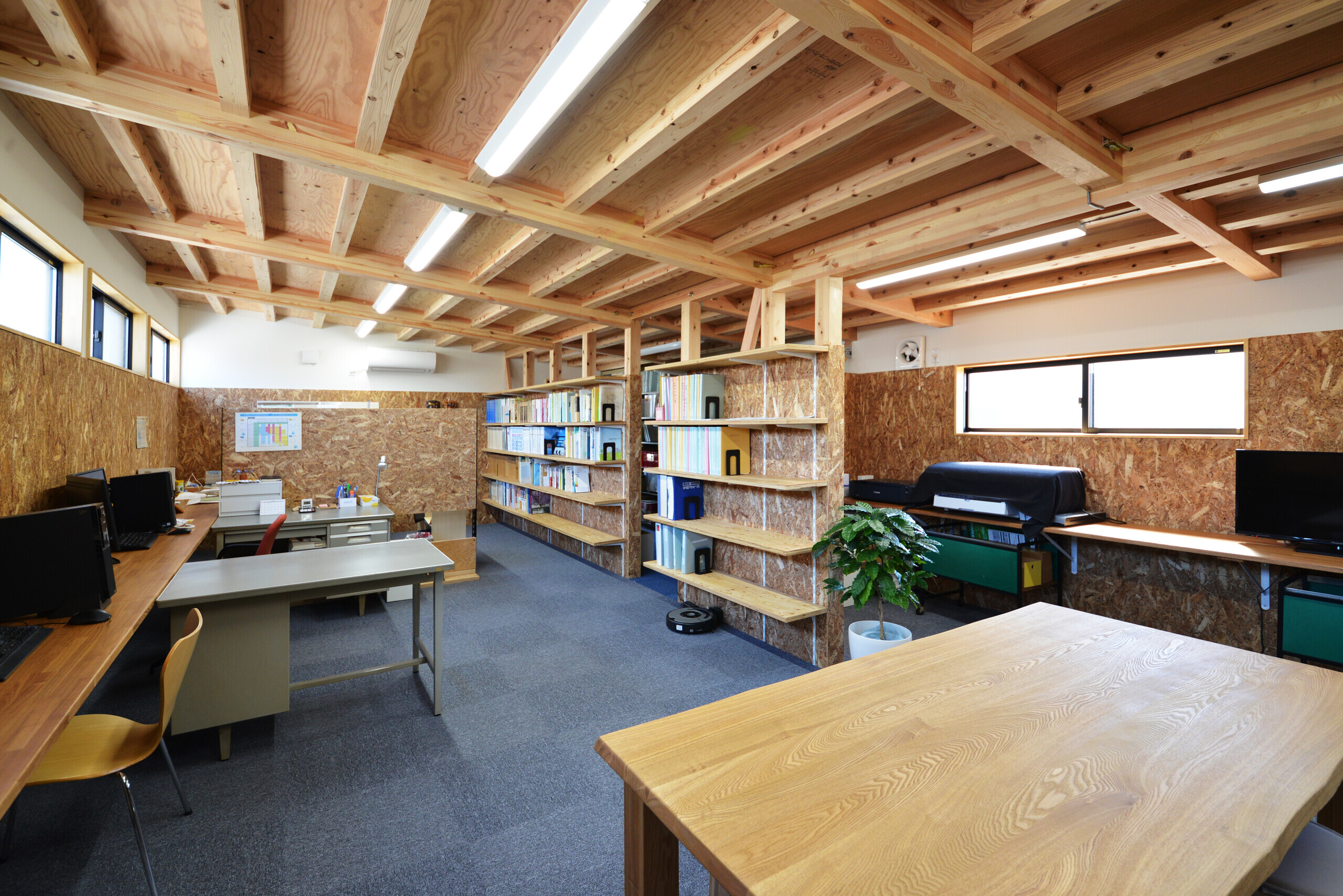 シンプルな木造の架構によるローコストオフィスの建築事例写真