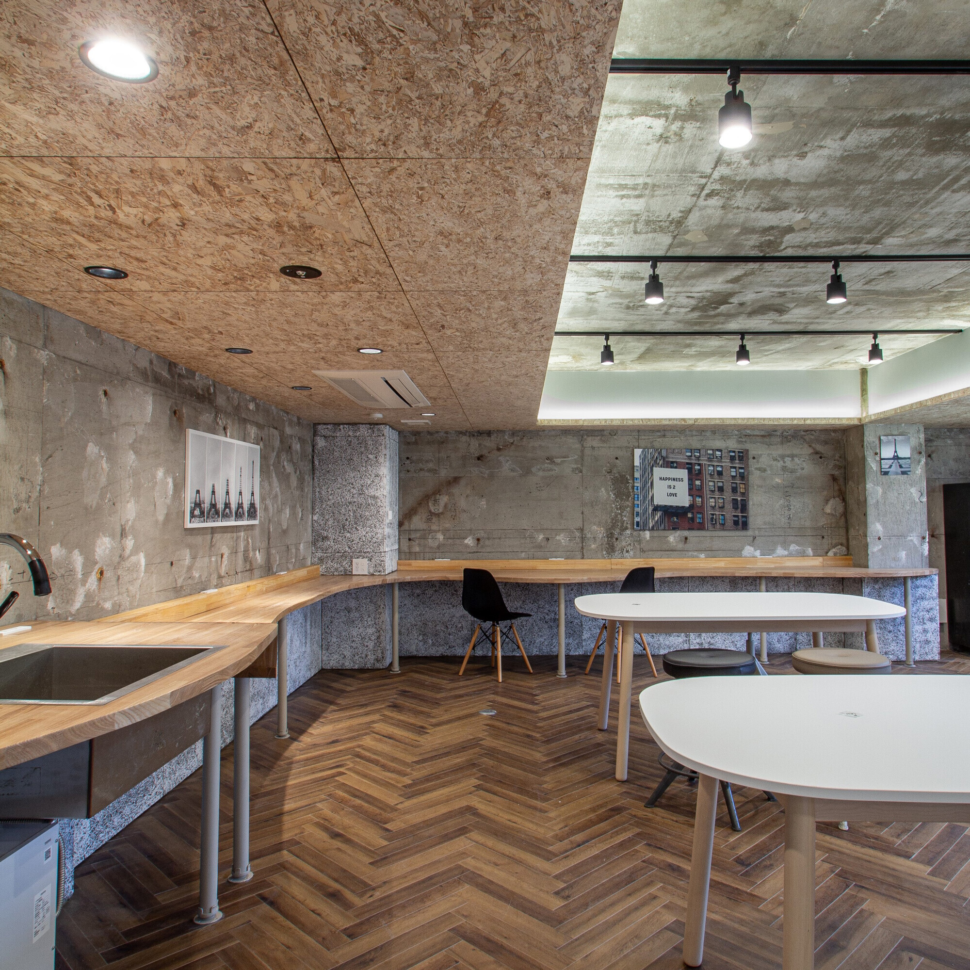 天井のOSB合板・壁のビンテージコンクリート・曲線のタモ材のカウンター・木毛セメント版と素材感のある材料で構成しています。 | 曲線のオフィス／働く場のリ・デザイン