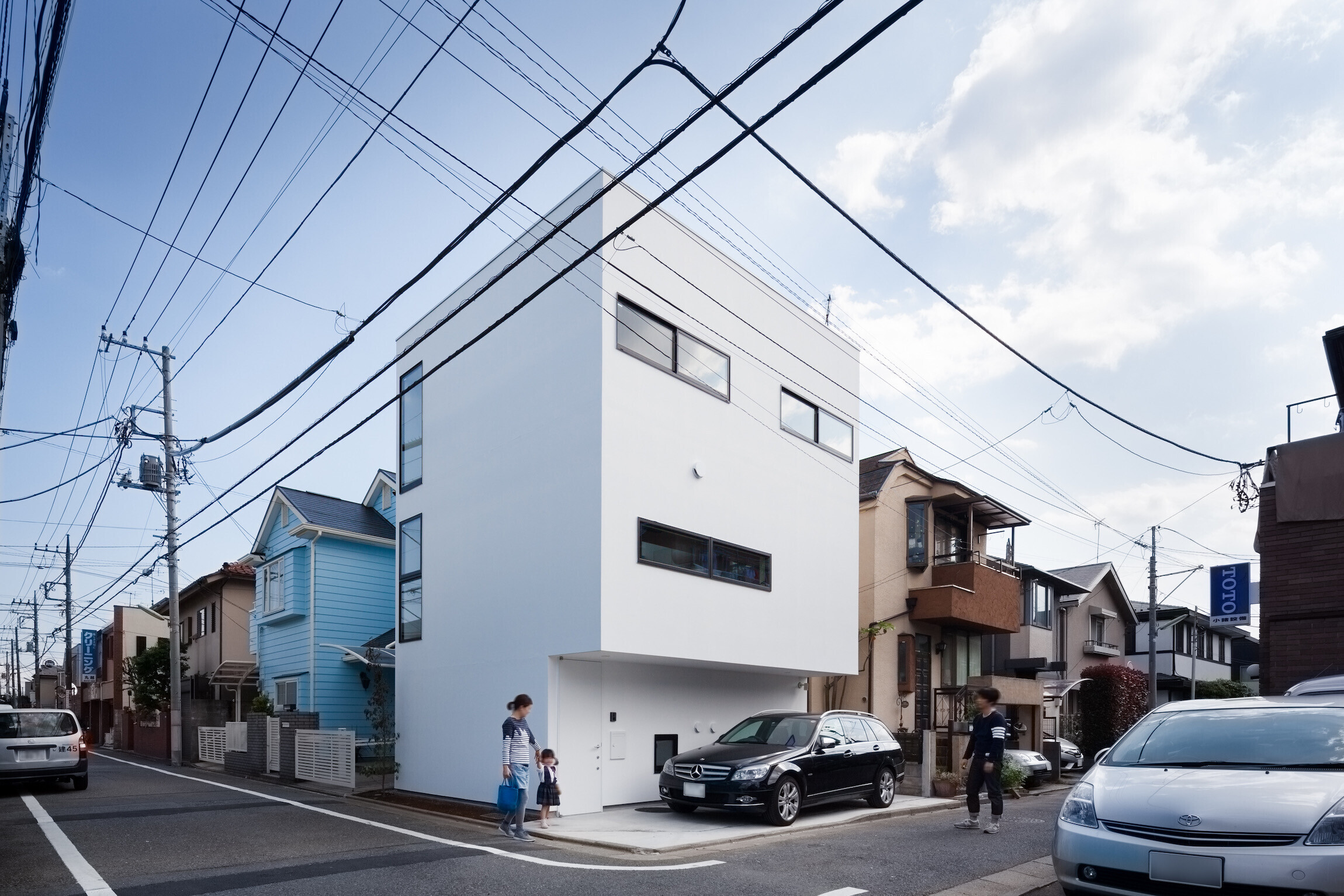 東玉川の住宅　〜角地に建つミニマルな白い塊〜の建築事例写真