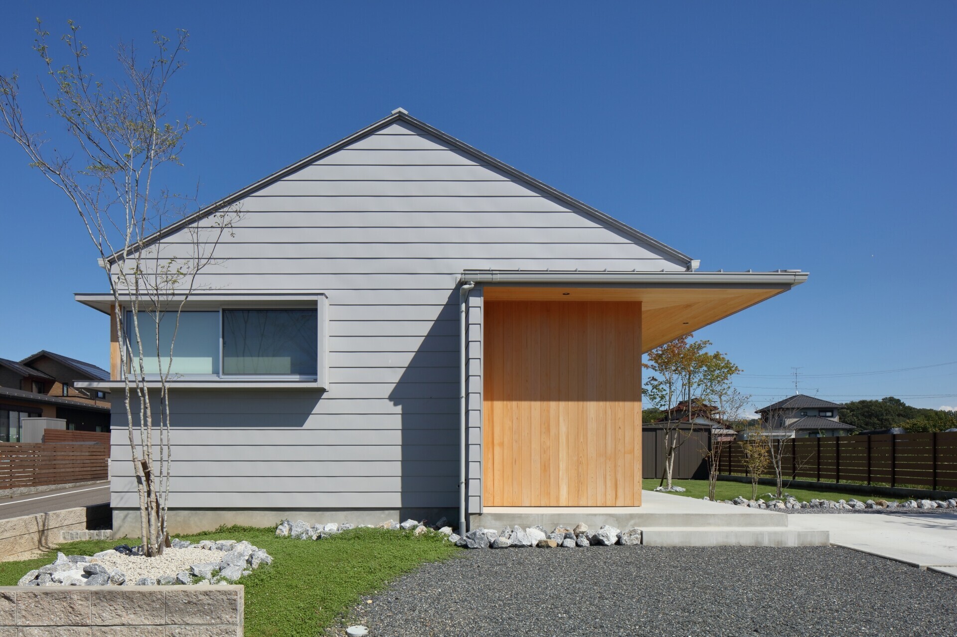 加茂の家－平屋の住まい－切妻屋根と大きな庇の建築事例写真